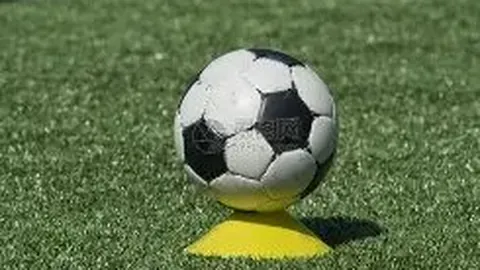 拜仁35岁老将忠诚生涯面临转折？今夏恐告别，多重因素促其离队