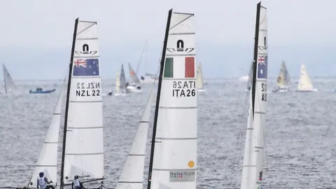 《足球》朝鲜队机场食面引关注，国足待遇引网友疑问：国足包机海参入住五星酒店待遇何在？